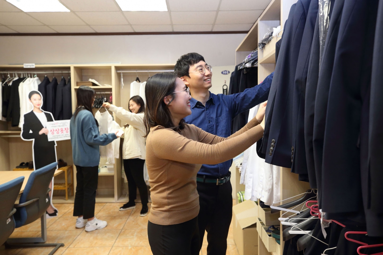 상상옷장에서 취업준비생들이 옷을 고르고 있다. [계명대 제공]