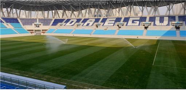 DGB대구은행파크 경기장 잔디에 물을 뿌리고 있다. [대구시 제공]