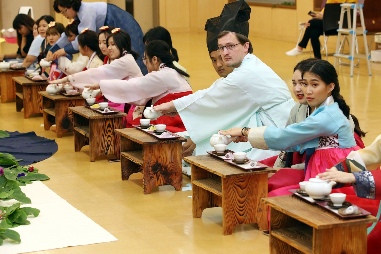 브리지 계명 캠프에 참가한 외국인 고등학생들이 한국문화를 체험하고 있다.