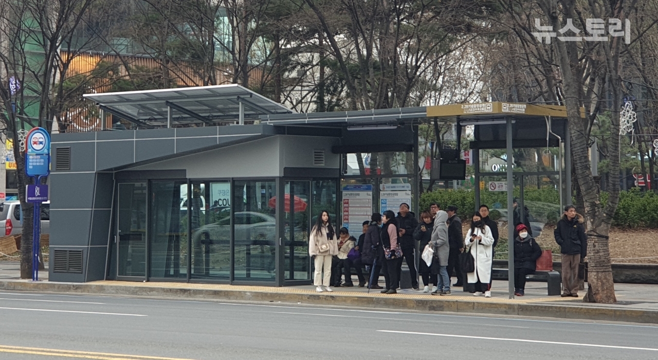 2·28기념중앙공원 앞에 들어선 행복 버스 승강장 모습. [대구시 제공]